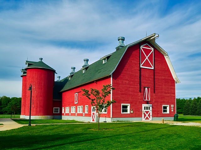 A red barn in Indiana [David Mark/Pixabay]