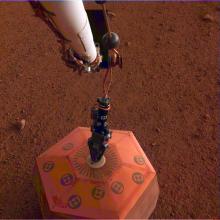 InSight seismometer on the surface of Mars